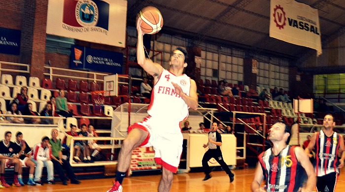 Rumbo al aro. Gaby Hospital convierte una de sus tantas bandejas.