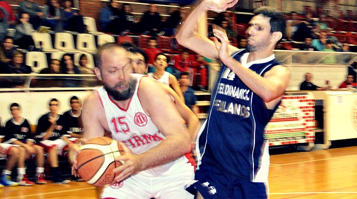 Goleador Rojo. Mariano Tagliotti fue el mejor del locla.