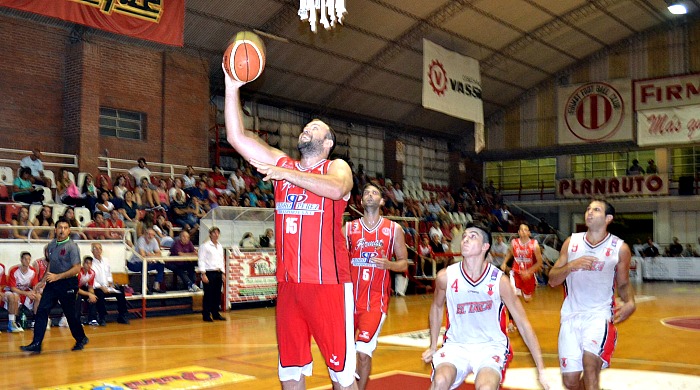 Camino al doble. Mariano Tagliotti convierte en   bandeja.