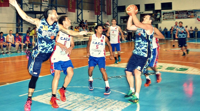 LA ROMPIO OTRA VEZ. El Chocho Cordera fue vital en el triunfo Cuevero.