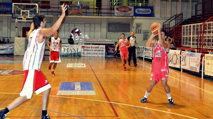 Luciano Schillage anotando uno de sus triples.