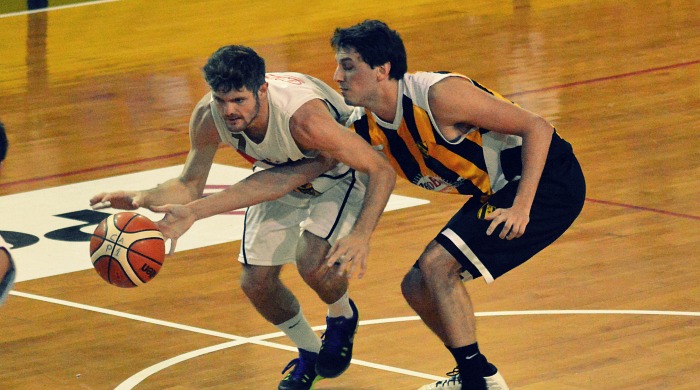 Hizo de todo. Roberto Lacché robando el balón a Bruno Luciani. Foto: Gentileza Susana Andrade