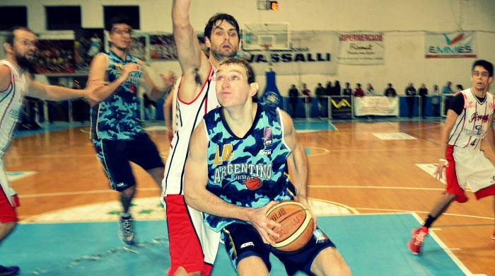 Debajo del canasto. Nico Helman ante el Checho Maggio.