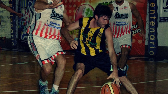 Controla el balón. Federico Rada ante la presencia de Ignacio Rébora.