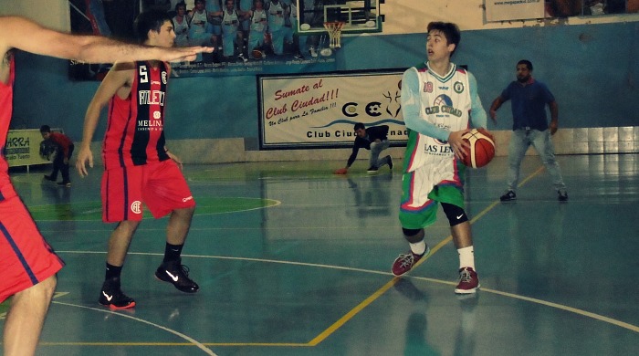 Una constante. Rivero ante Pericich, detrás secaban el piso.