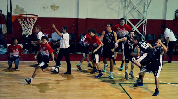 Campeón Bell. Los jugadores festejan, Aguilar levanta su mano.