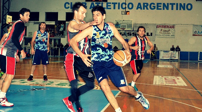 Buen aporte. Alejandro Cabrera fue uno de los mejores del Cuevero.