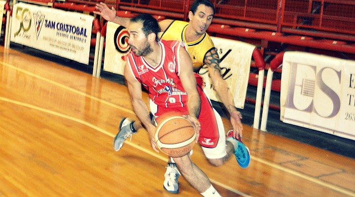 El mejor marcando. Cadillac persigue a Fermani.