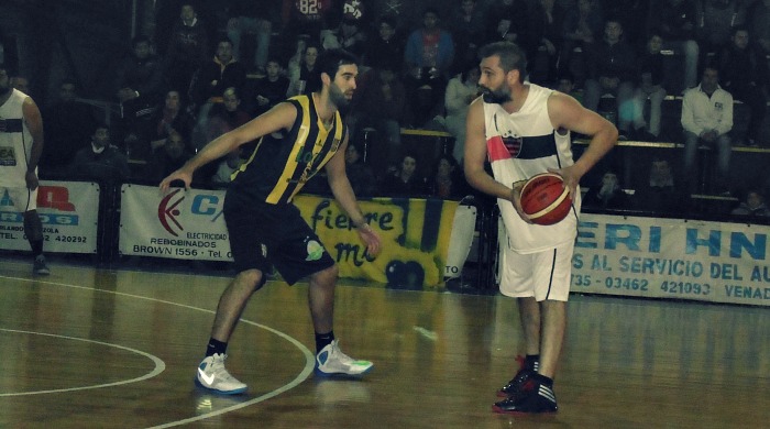 Inoxidable. Seba Cataldi, aquí ante Veleff, fue la gran figura.