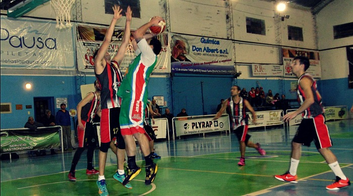 Gran labor. Ariel Carrizo, la figura, ataca a Patricio Alloco.