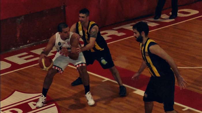 La rompió. Rodríguez fue la figura, acá marcado por Budini.