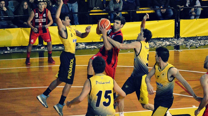 Foto: Gentileza Susana Andrade. Preparen, apunten… Luciano Schillage se manda ante la defensa local. 