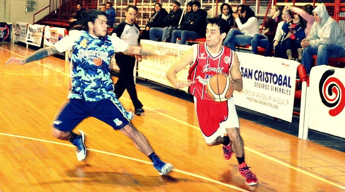 Implaclable. Gaby Hospital la rompió en el  clásico.