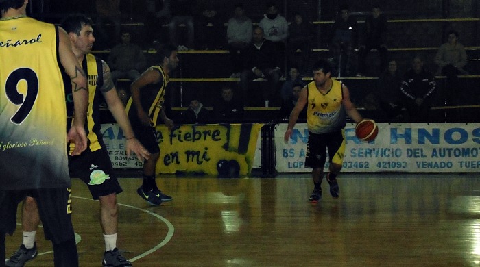 El goleador de la noche. Picinato ante Timoni.