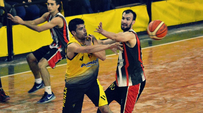 El mejor de la cancha. Morales pasa el balón ante Deus.