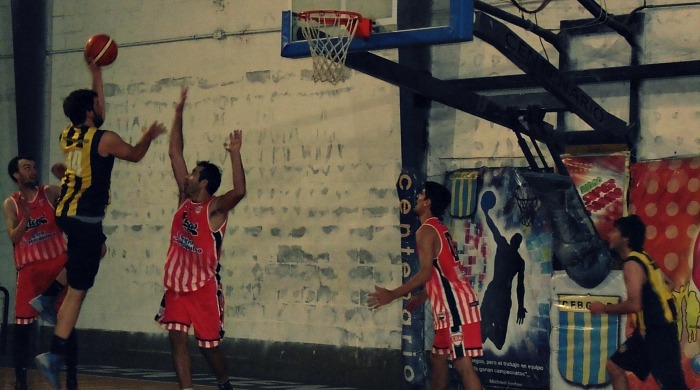 Gancho de zurda. Franco Antonellini busca el aro ante Javier Vega.