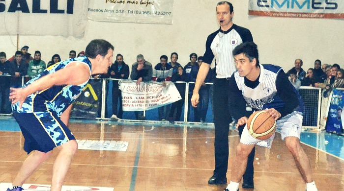 La rompió. Matías Cudós frente al Chocho Cordera.