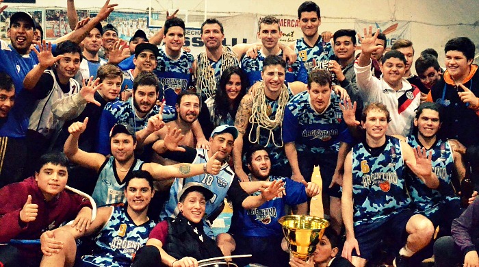 Pentacampeón. El Cuevero festeja su quinta título en seis temporadas.