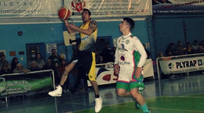 Figura y goleador. Patricio Cadillac anotando en bandeja.