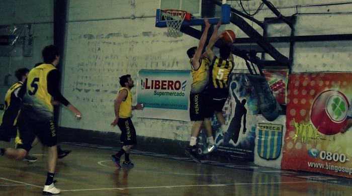 Por acá no. Nicolás Galante impide que anote Jorge Veleff.