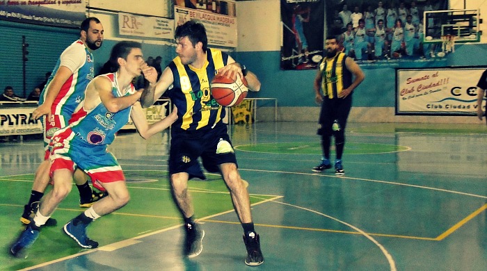 Busca el aro. Federico Rada ante la marca de Ignacio Crego.