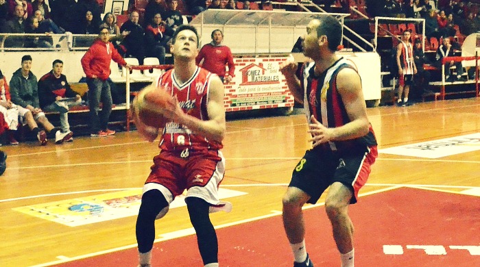 Quemó las redes. Leandro Lyonnet ante la marca de Alexandro Fermani.