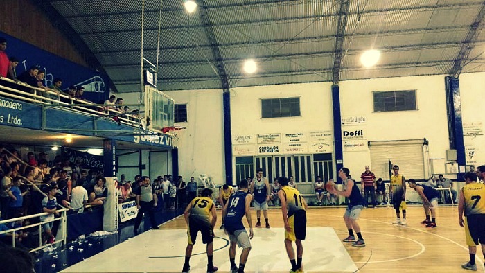 Desde la línea. Pablo Mecoli fue definiendo la historia.